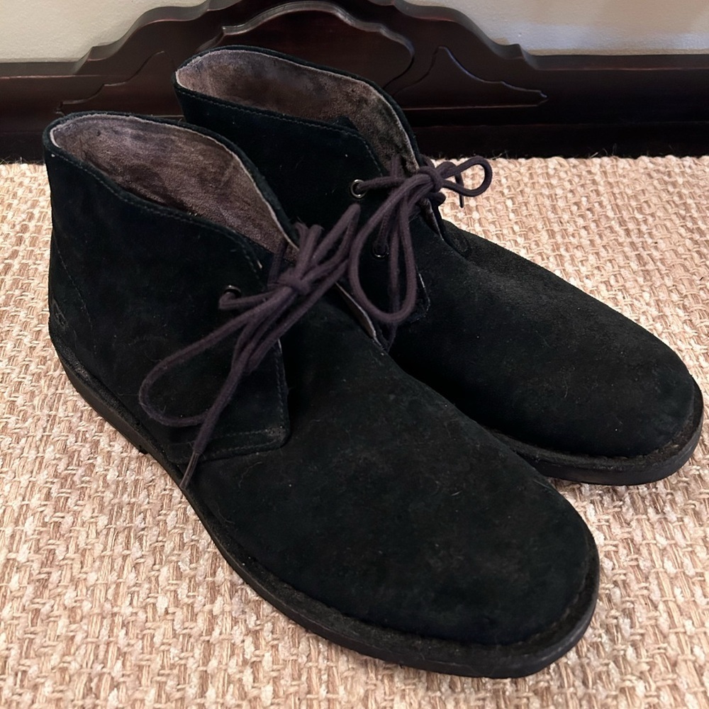UGG Black Suede Chukka Boots Men's Size 9 Lace Up Vibram Sole Business Casual